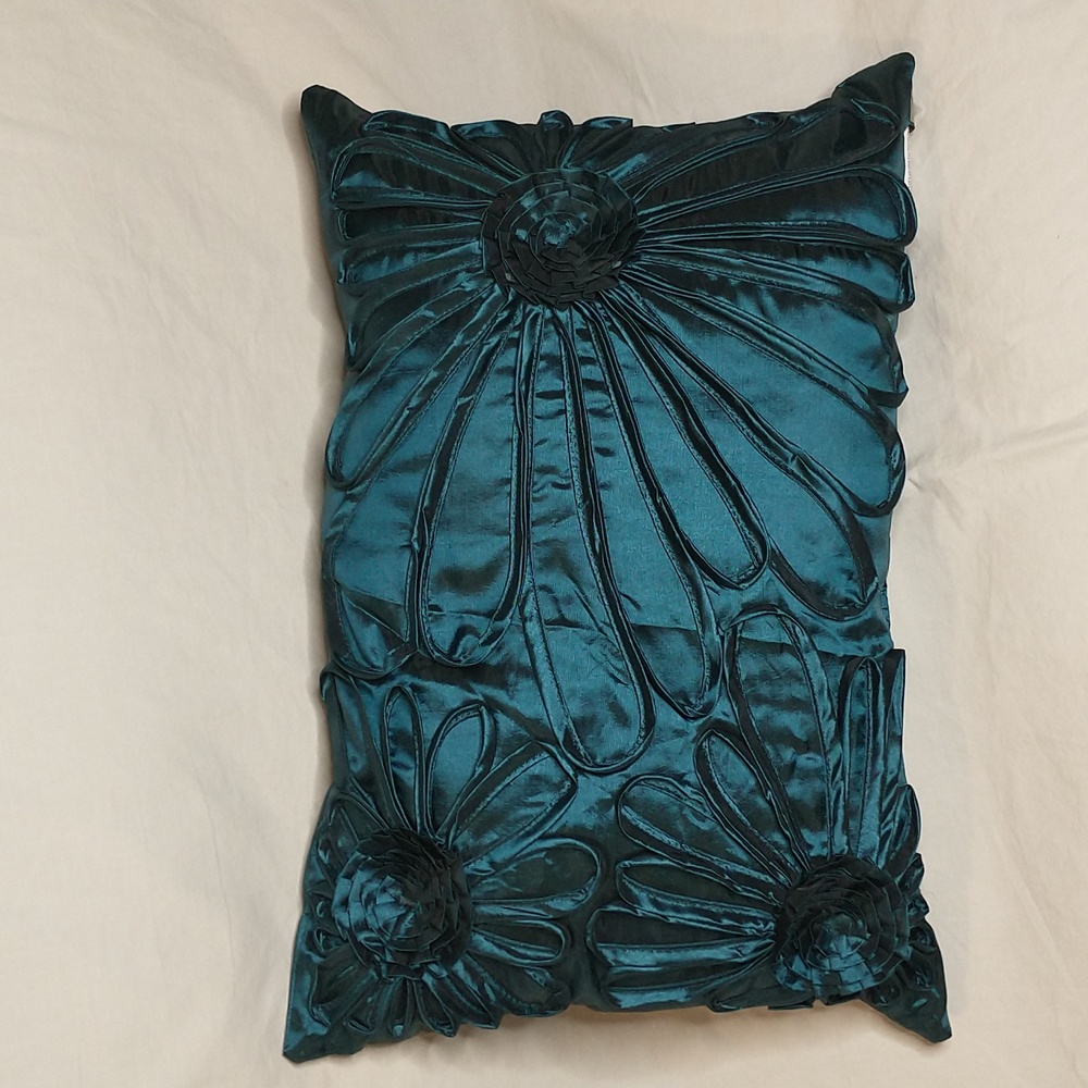 🏠 🍒 Stratford Home Satin Flower Lumbar Pillow